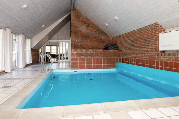 Ferienhaus mit Pool in Klegod